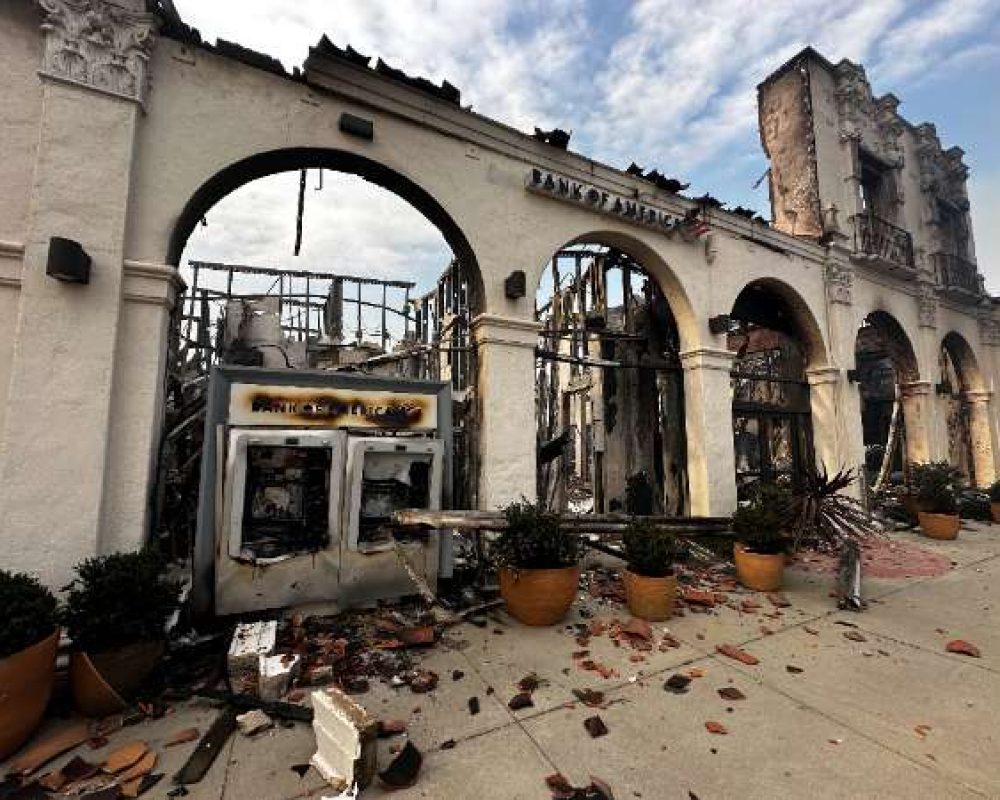 15778799_010825-cc-ap-california-wildfire-bank-of-america-img (1)